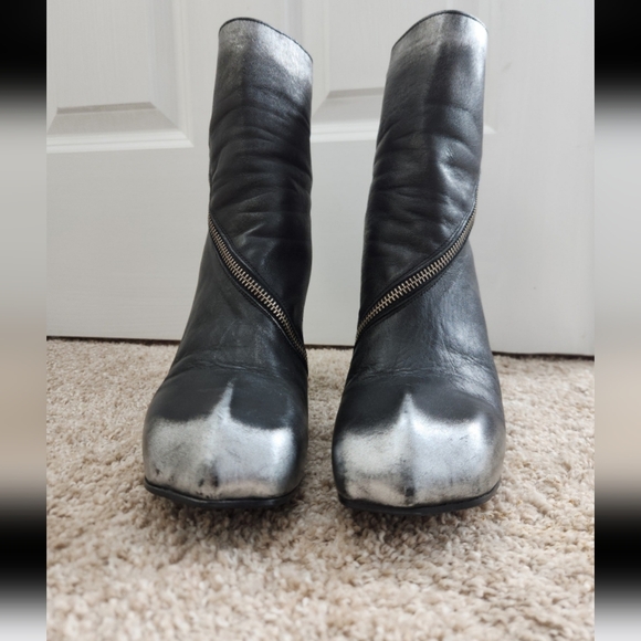 Shaguar Dorritie spiral zip ankle boot by John Fluevog - Picture 6 of 11